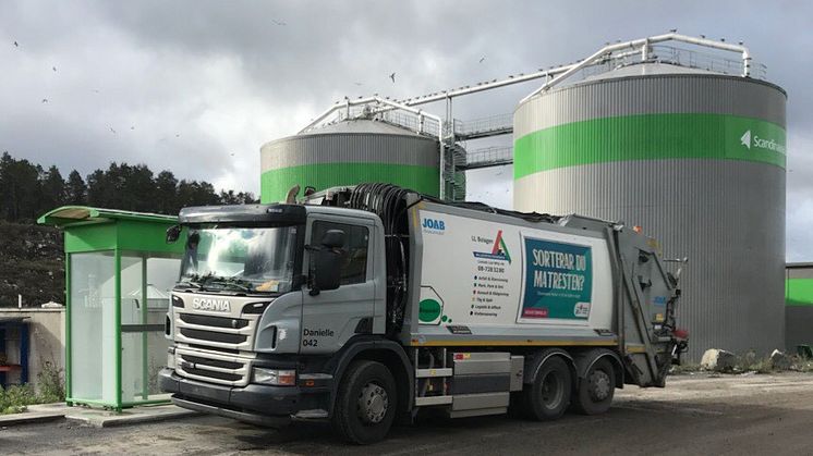 Sopbil tankar biogas vid Scandinavian Biogas anläggning i Huddinge