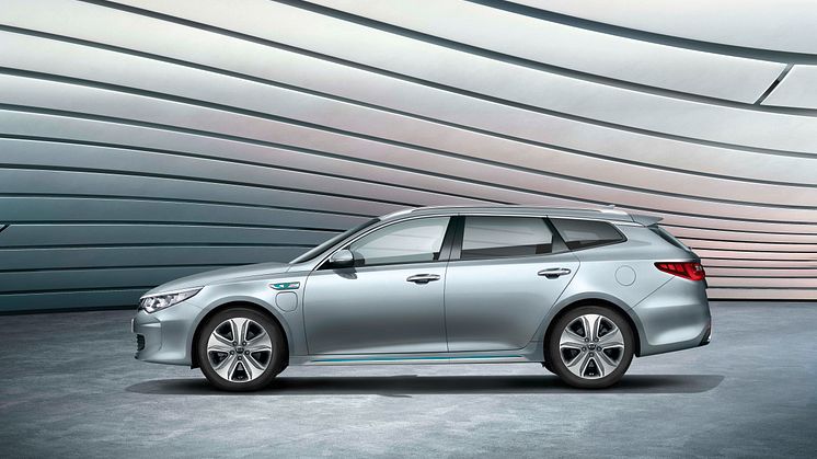 kia_optima_sw_phev_my18_side_view_11164_61986