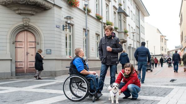 Das Projekt "Kommune inklusiv" setzt sich für ein besseres Miteinander von Menschen mit und ohne Behinderung vor Ort ein. 