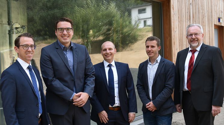 „Vertrauen in die Energieversorgung wiederherstellen“ (v. l.): Dr. André Zorger (Bayernwerk Netz), Erster Bürgermeister Sebastian Koch, Daniel Pangerl (Bayernwerk Netz), Tobias Baierl (Energieversorgung Wenzenbach) und Karl Krapf (Bayernwerk Netz).