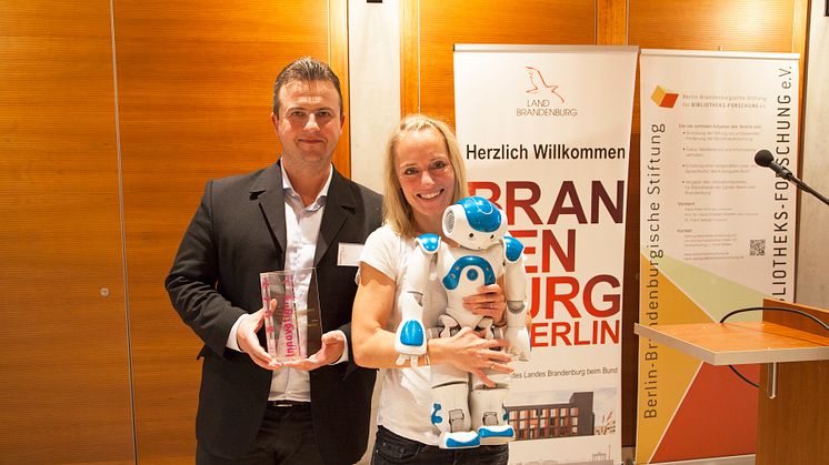 Wildaus stellvertretender Bürgermeister, Marc Anders, und Janine Breßler vom RoboticLab der TH Wildau freuen sich über die Auszeichnung.