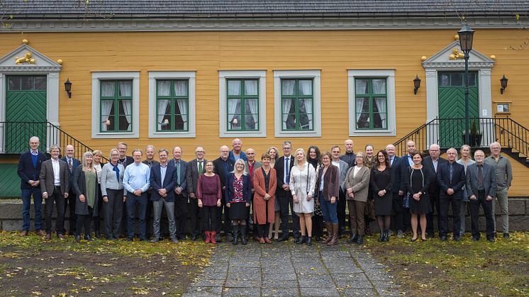 Umeå universitets rektor Hans Adolfsson (åttonde från höger i bilden) delade ut utmärkelsen ”För nit och redlighet i rikets tjänst” till 36 medarbetare vid en ceremoni på Sävargården den 21 oktober.