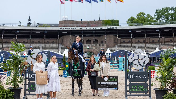 Harry Allen tillsammans med Lövsta Stuteri´s Alexandra Mörner och Emelie Broman Tegelberg, foto Roland Thunholm