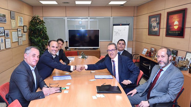 Salvador Escoda and Camfil sign agreement. 
