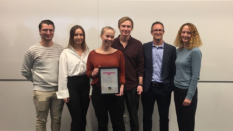 Fr. v. Isak Holmgren, Rebecca Söndergaard, Mikaela Sundqvist, Erik Remnegård, vinnare i The BoKlok Challenge 2019, tillsammans med Jerker Lessing och Sara Erman från BoKlok. 