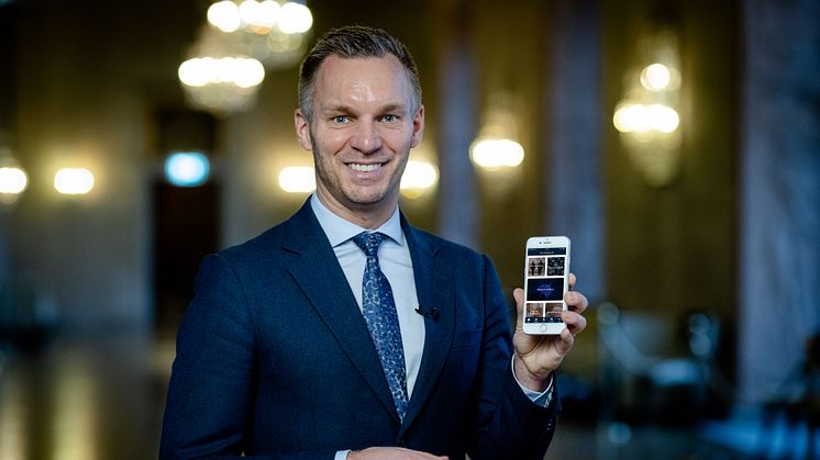 Erik Slottner (KD), äldre- och trygghetsborgarråd i Stockholms stad, inviger appen från stadshuset