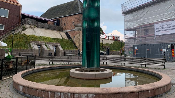 Efter 30 år på plats behöver glasskulpturen Neptunus på Norre torg rengöras och lagas.