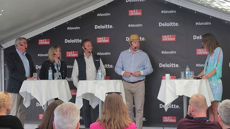 Bo Lundgren, politiker och ekonom, Elisabeth Beskow, chef för Stora företag och institutioner, Swedbank, Stefan Andersson, Head of Business Banking på Nordea och Günther Mårder, vd på Företagarna i panelen hos Deloitte och Affärsvärlden i Almedalen. 