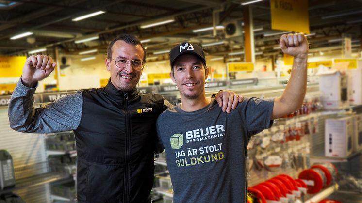 Anders Spinnars tillsammans med Christian Mickelsson som är den första guldkunden i Beijer Byggmaterials kundklubb för proffs. 