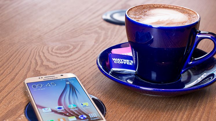 Samsung och Wayne ́s Coffee laddar för trådlöst samarbete