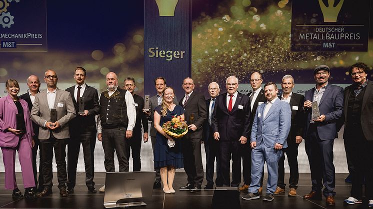 Die Siegerinnen und Sieger des Deutschen Metallbaupreises und des Feinwerkmechanikpreises 2023 sind stolz auf ihre Auszeichnungen - am Abend des 27. Oktober 2023 in Würzburg.