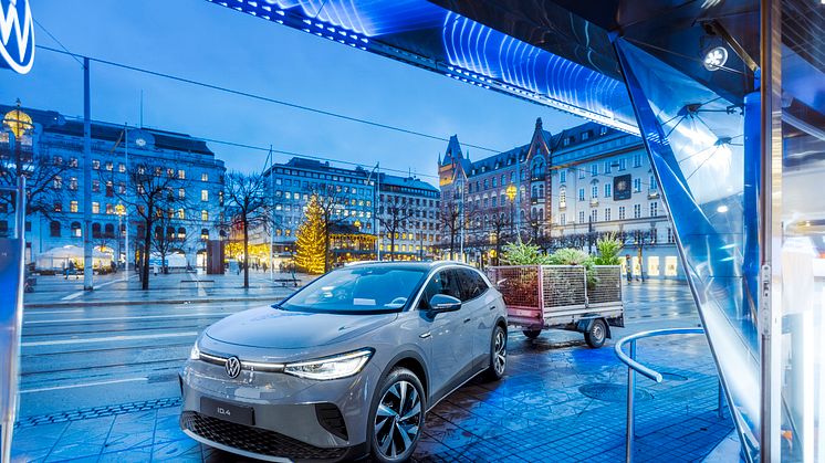 Volkswagen hämtar stockholmarnas uttjänta julgranar med sin nya elbil ID.4.