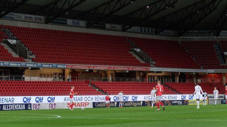 Först bestämde vi oss för att hårdsatsa på arenareklam sedan kom pandemin och ingen fick gå till arenan