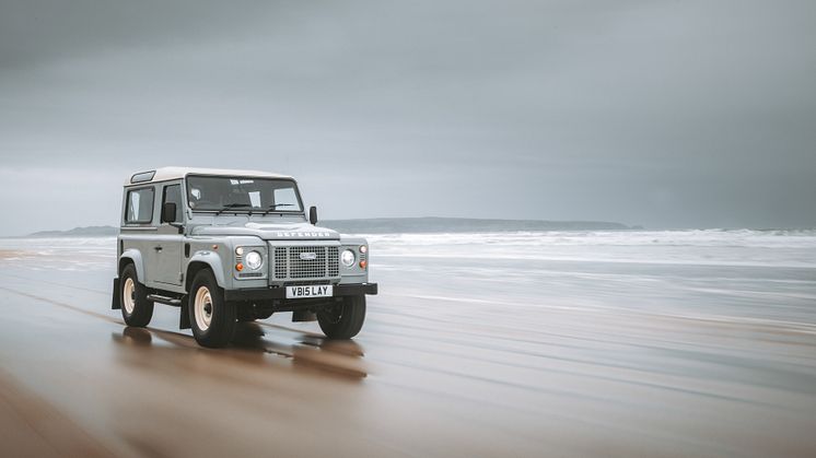 LAND ROVER CLASSIC DEFENDER WORKS V8 ISLAY EDITION 01