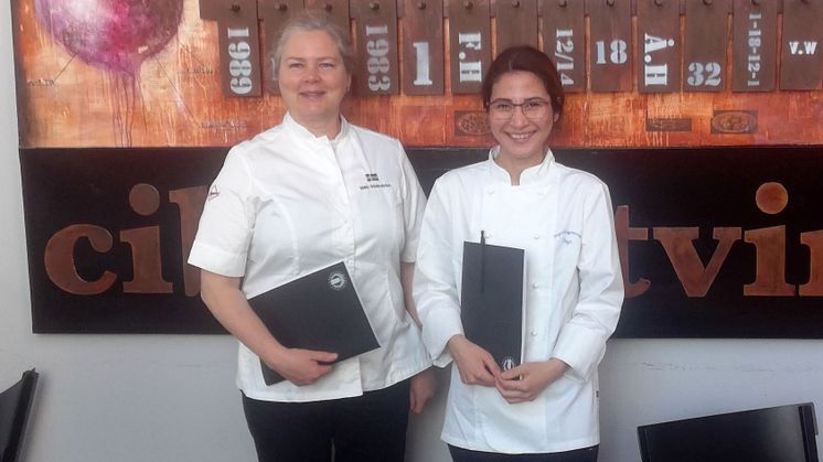 Malin Söderberg och Roya Hashemi var metoddomare i kocktävlingen Commis award. Foto: Karlstads kommun
