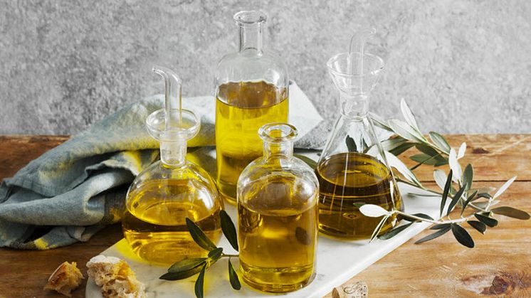 Olivolja. Livsmedelsverket rekommenderar är att välja nyttiga oljor i matlagningen, exempelvis olivolja eller flytande matfetter gjorda på rapsolja.