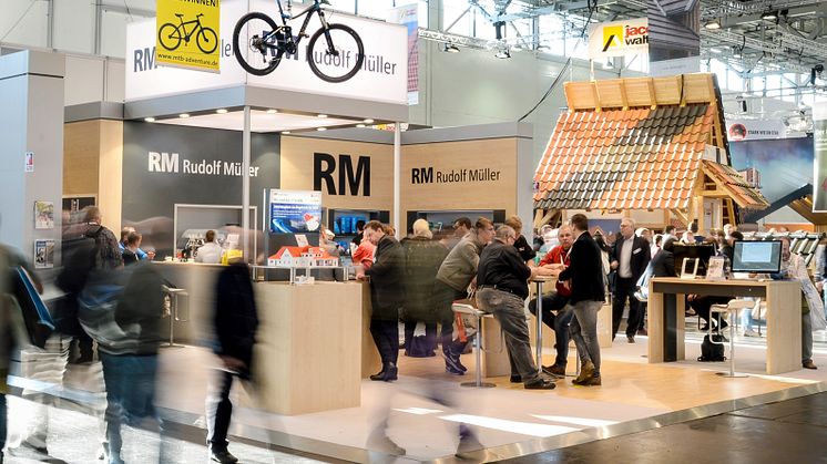 Auf der DACH+HOLZ 2024 in Stuttgart präsentiert die RM Rudolf Müller Medien in Halle 4, Stand 4.211, ihr Medienangebot für die Dach- und Holzbranche. Foto: Susanne Kurz