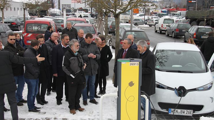 Vor seinem Netzcenter in Weiden nahm das Bayernwerk im Beisein der Bürgermeister aus der Region eine neue E-Ladesäule in Betrieb.