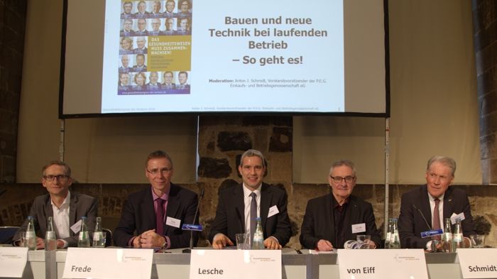 Harald Schäfer, Frank-Michael Frede, Tino Lesche und Prof. Dr. Dr. Wilfried von Eiff diskutierten über Krankenhausplanung und -bau in Zeiten der Digitalisierung. Moderation: Anton J. Schmidt. Foto: apoBank