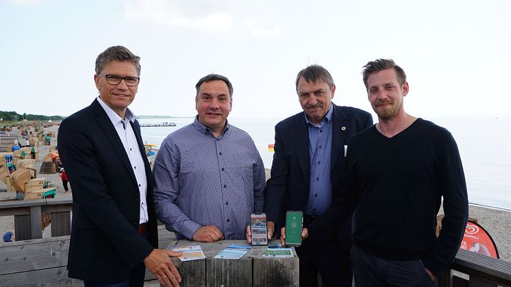 Präsentation der WELCMpass-App, von links: Tourismusdirektor Oliver Behncke, Volker Aermes, Dr. Michael Faltis & Björn Faltis von der Guide2 GmbH, Foto: Tourismus-Service Fehmarn, Sina Schweyer