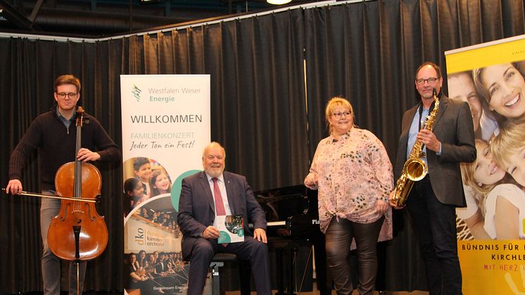 Max Gundermann, (DKO), Bürgermeister Rüdiger Meier, Petra Rullkötter, Gemeinde Kirchlengern, und Frank Wohlgemuth, Kommunalmanagement Westfalen Weser Netz, möchten am liebsten schon mit dem Konzert beginnen.