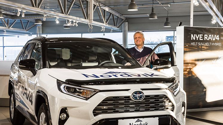  Harstad: Bilselger Leif Forsland hos Nordvik er klar for lansering av nye RAV4 Hybrid.