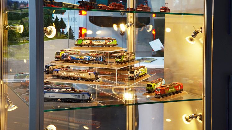 modell-hobby-spiel - Züge in Vitrine