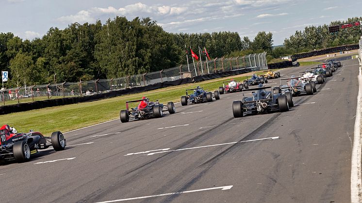 Kvartett i medaljkamp när Formel Renault 1,6 ska avgöras