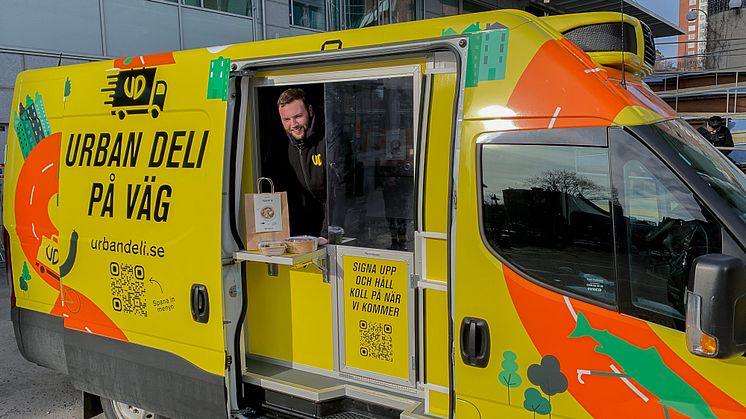 Urban Deli blir tillgängligt på fler platser i Stockholm genom en hybrid mellan foodtruck och kylbil