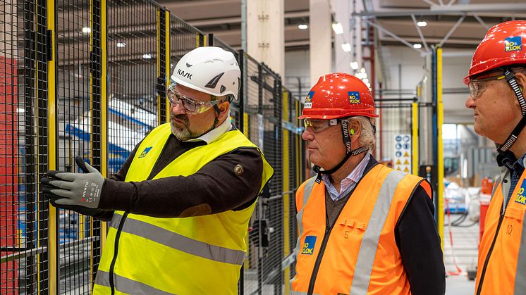 Robert Gurbin, fabrikschef, visar  Hans Biörck, styrelseordförande Skanska, och Jonas Spangenberg, VD BoKlok, runt i BoKloks fabrik i Gullringen, Småland.