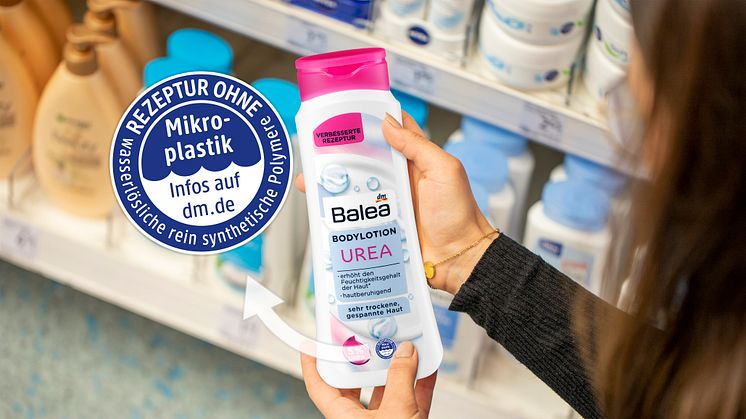 Der Hinweis „Ohne Mikroplastik, ohne wasserlösliche rein synthetische Polymere“ ist jetzt auch auf dem dm-Markenprodukt sichtbar
