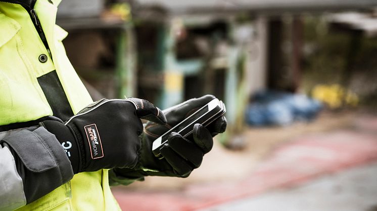 Handskar i materialet Conductive PU funkar på en touchscreen.