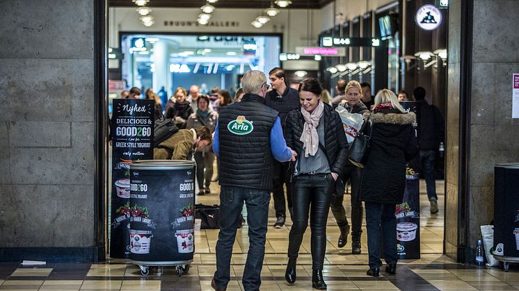 Arla medarbejdere uddeler smagsprøver på Hovedbanegården i Århus