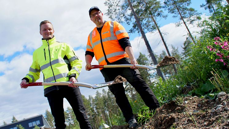 Bostäderna byggs som parhus på 2 våningar. Inflytt är beräknad till slutet av 2022.