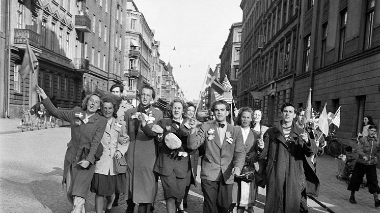Fredsdagen den 7 maj 1945. Människor firar freden längs Kommendörsgatan. Foto: Okänd, Aftonbladet