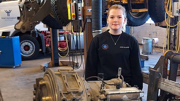 Amanda Almkvist som studerar till lastbilsmekaniker på Ystad gymnasium, här bredvid den växellådsmodell som skänkts till bland annat hennes skola.. Foto: KGK