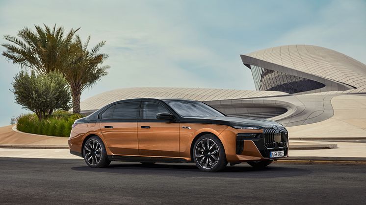 BMW i7 M70 xDrive i "two-tone" lakering med metallak-farverne BMW Individual Liquid Copper og Sapphire Black