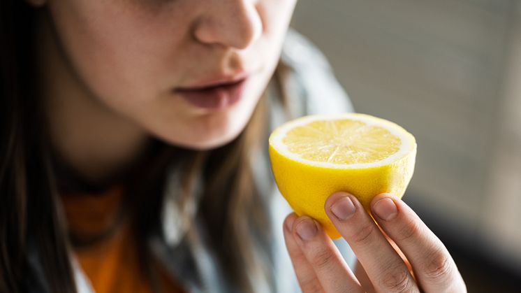 45673532-woman-nose-sniffing-lemon-smell Foto Andrey Popov Mostphotos