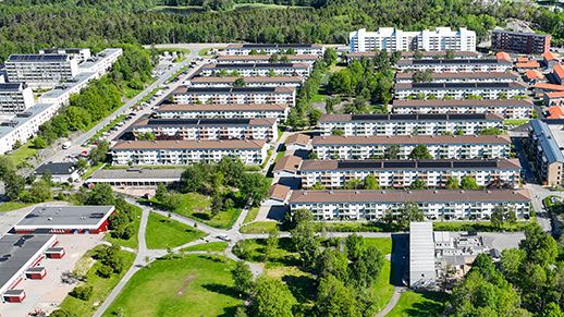 Norra Gårdstens trevåningshus där fler tak nu får solceller.