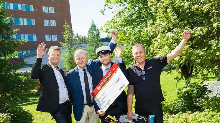 På bilden: Birger Karlsson (lärare Luleå gymnasieskola), Anders Wedin (rektor Luleå gymnasieskola), Erik Thun och Lars-Erik Nordström (Bygma Luleå). Foto: Susanne Lindholm