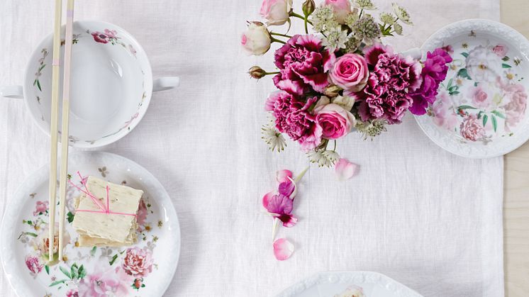 Klassizistische Service trifft romantisch-florales Dekor: Rosenthal Maria Pink Rose.