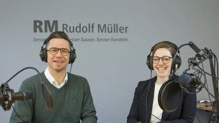 Katharina Backhaus und Markus Langenbach sprechen zweimal im Monat in ihrem Podcast über die aktuellen Herausforderungen beim Bauen. Foto: Rudolf Müller Mediengruppe