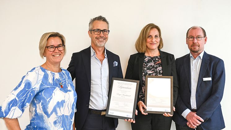 Helene Alexanderson och Roger Hesselstrand mottar Nanna Svartz stipendium 2021 av Lotta Håkansson, förbundsordförande Reumatikerförbundet och Peter Nilsson, medical liason, Pfizer. Foto: jan Torbjörnson