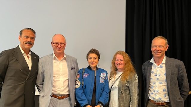 NASA-astronauten Jessica Meir (i mitten) träffade nya svenska rymdföretaget I.S.A.A.C. med, från vänster: Mattias Hansson, Magnus Penker, Cecilia Hertz och Christer Fuglesang. Foto: Gabriel Delerin, Astronomisk Ungdom