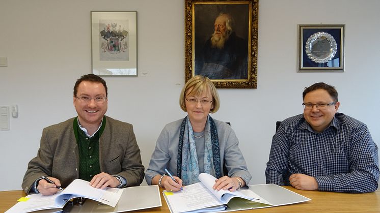 Harald Reents, Bürgermeister von Hallbergmoos, Ursula Jekelius, Leiterin Kommunen und Kooperationen in Oberbayern und Stefan Kronner, Gemeinderat und Leiter der Arbeitsgruppe Stromkonzession, unterzeichneten den Vertrag.