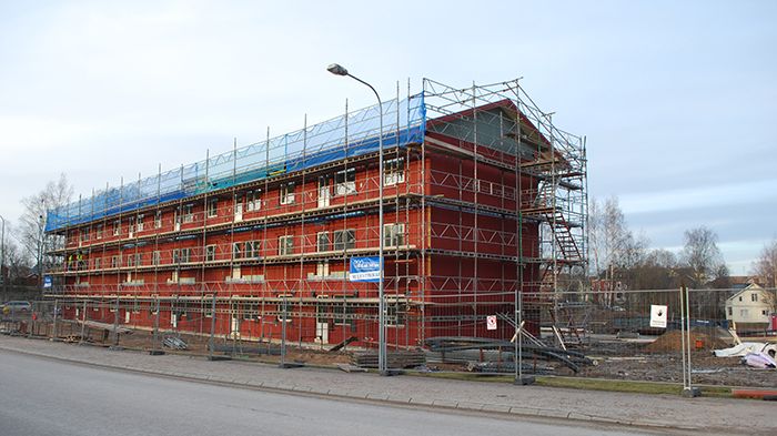 Häggmarks Byggmodul bygger nya lägenheter på Magasinsgatan i Sunne. Landshövding Georg Andrén gör ett besök på den nya byggmodulfabriken i Sunne på fredag