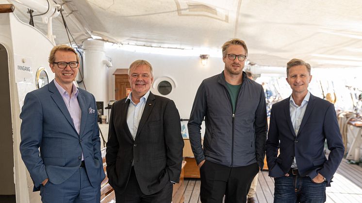 Vinnerne av årets klimaindeks er Schibsted, Posten, Vinmonopolet og Storebrand. Fra venstre: Leif Arne Jensen CEO PwC, Odd Arild Grefstad CEO Storebrand, Jan Tore Jensen CEO Bergans og Colin Campbell direktør for HMS og bærekraft i Posten.