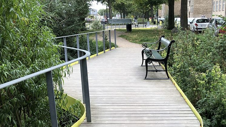 Nedsänkt park med gångstråk över vid Scandiagade i Köpenhamn.