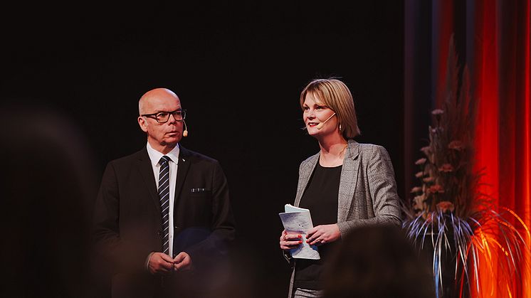 ﻿Litteraturpolitiskt toppmöte invigs av Conny Brännberg och Frida Edman. / Foto: Natalie Greppi.