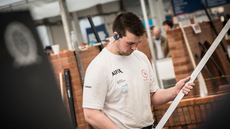 Andreas Østergaard Poulsen igang med sin opgave // Foto: Ulrik Burhøj Jepsen